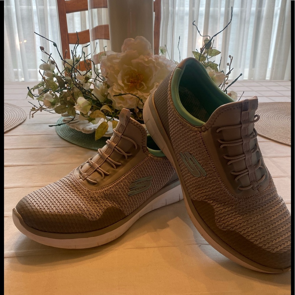 Sketchers Air-Cooled Memory Foam tennis shoes